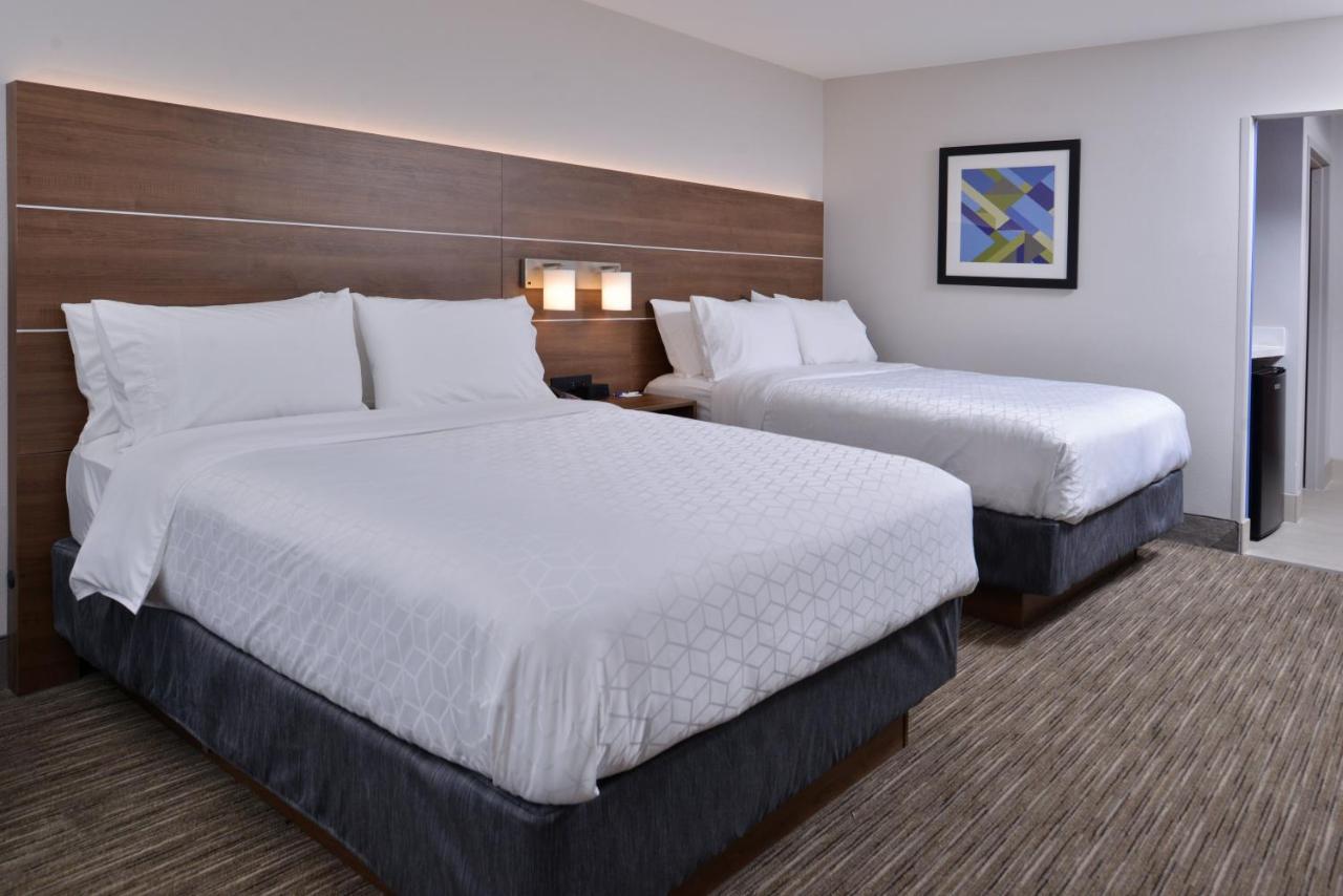 Holiday Inn Express & Suites - Marshalltown By Ihg Екстериор снимка