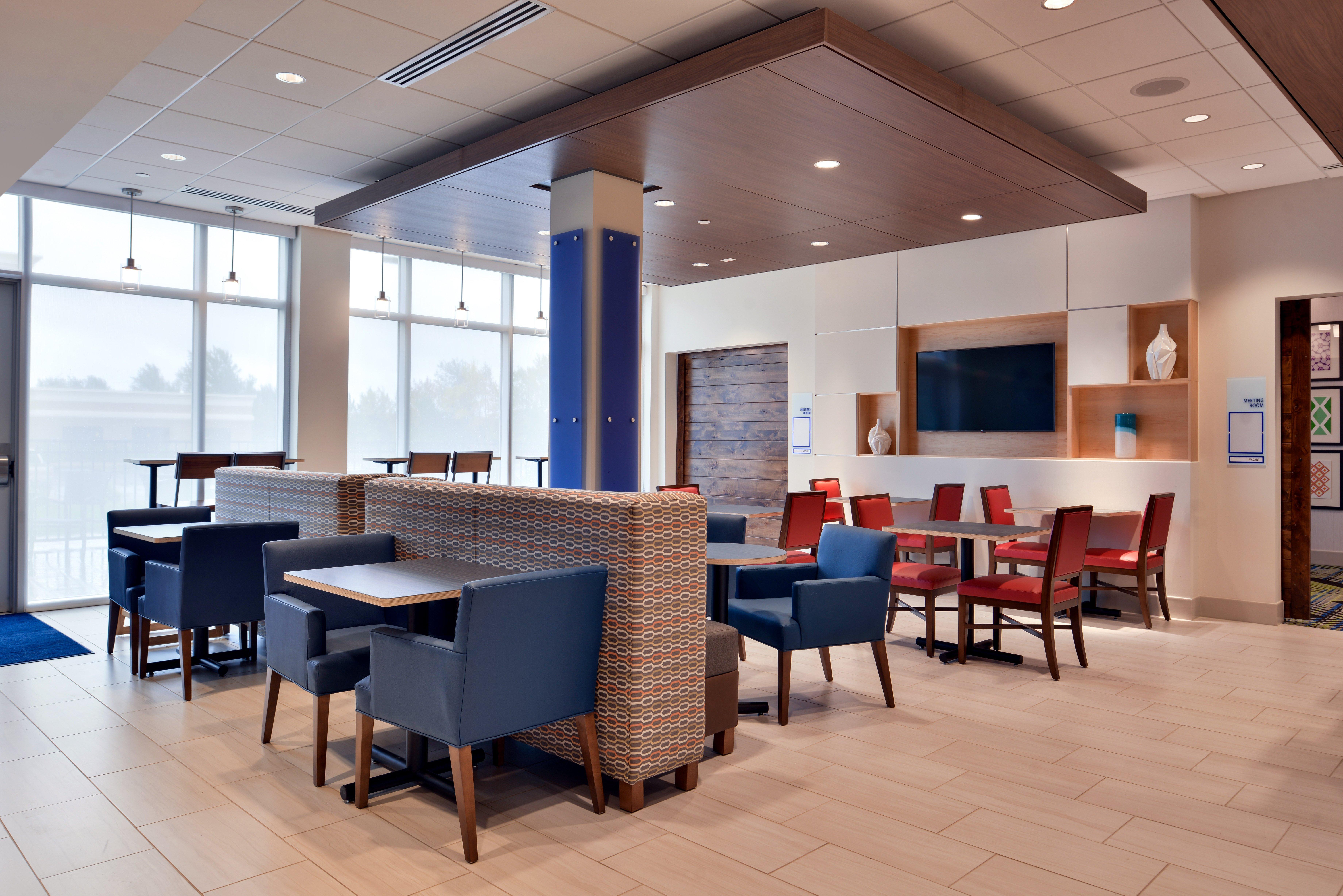 Holiday Inn Express & Suites - Marshalltown By Ihg Екстериор снимка