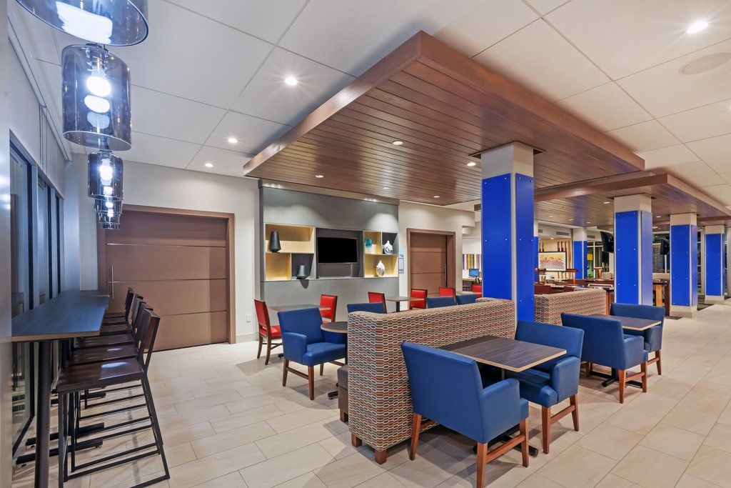 Holiday Inn Express & Suites - Marshalltown By Ihg Екстериор снимка