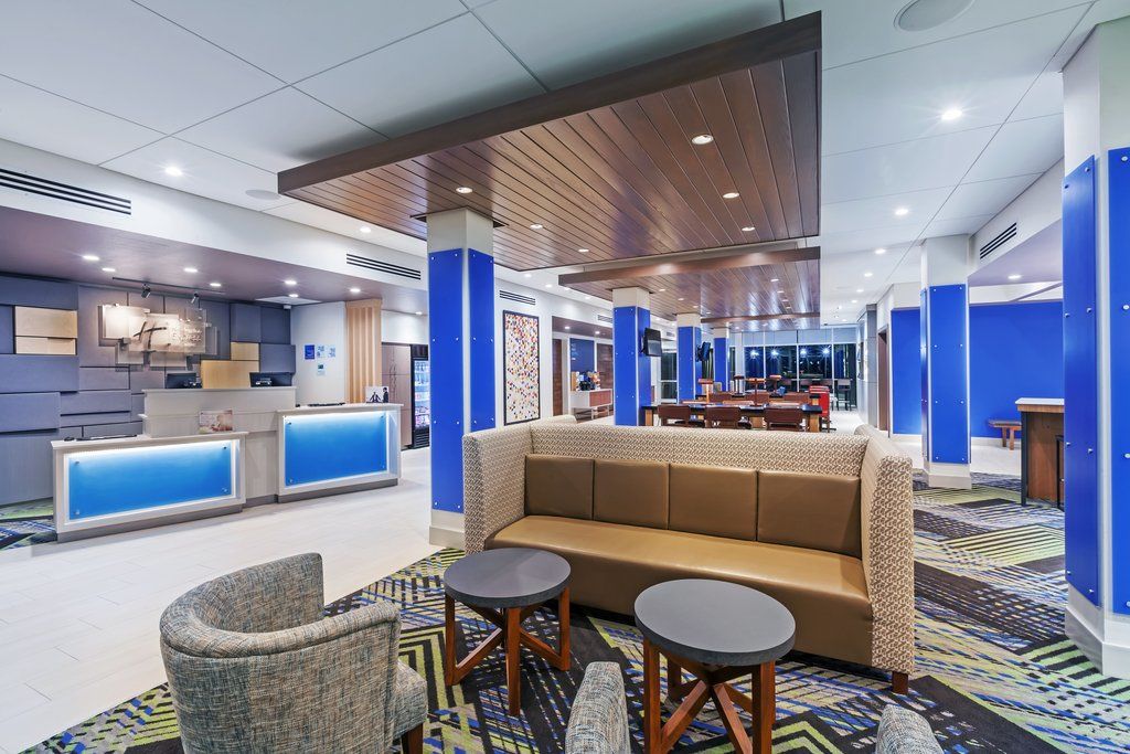 Holiday Inn Express & Suites - Marshalltown By Ihg Екстериор снимка