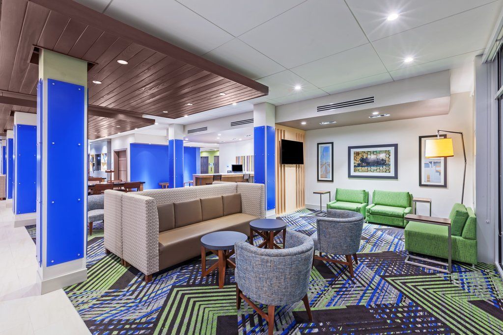 Holiday Inn Express & Suites - Marshalltown By Ihg Екстериор снимка
